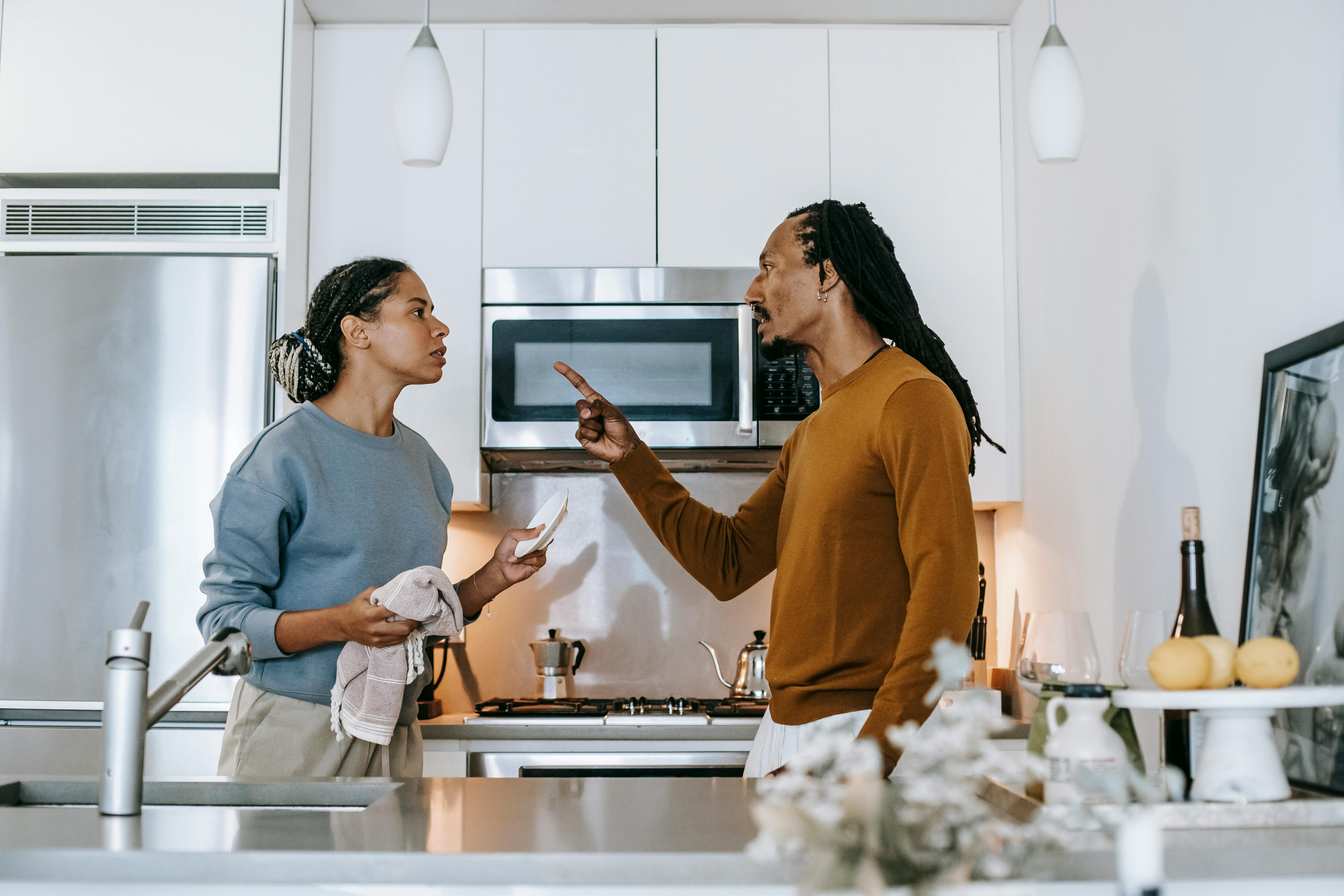 50 frases que destruyen lentamente una relación